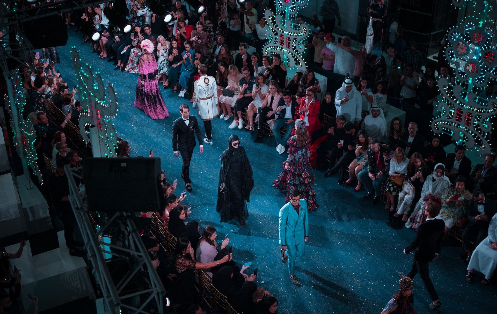 Hospedeiros de bordo prontos para a passadeira vermelha